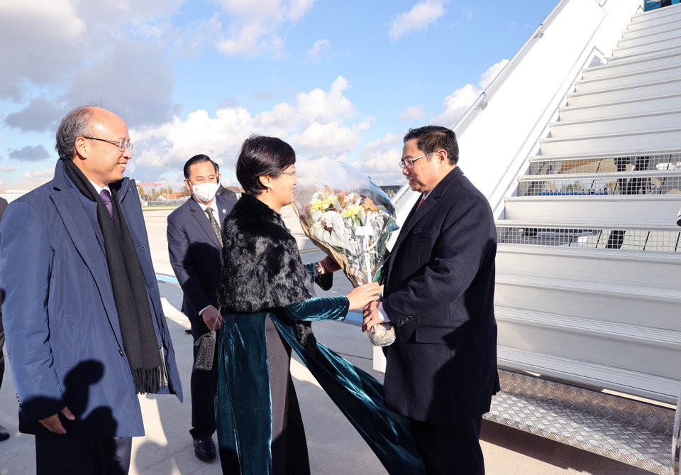 Cán bộ Đại sứ quán Việt Nam đón Thủ tướng Phạm Minh Chính tại sân bay Orly ở thủ đô Paris. (Ảnh: Dương Giang/TTXVN)