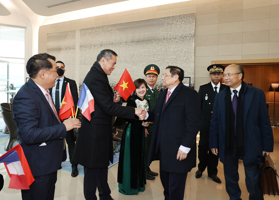 Cán bộ Đại sứ quán và đại diện kiều bào Việt Nam đón Thủ tướng Phạm Minh Chính tại sân bay Orly ở thủ đô Paris. (Ảnh: Dương Giang/TTXVN)