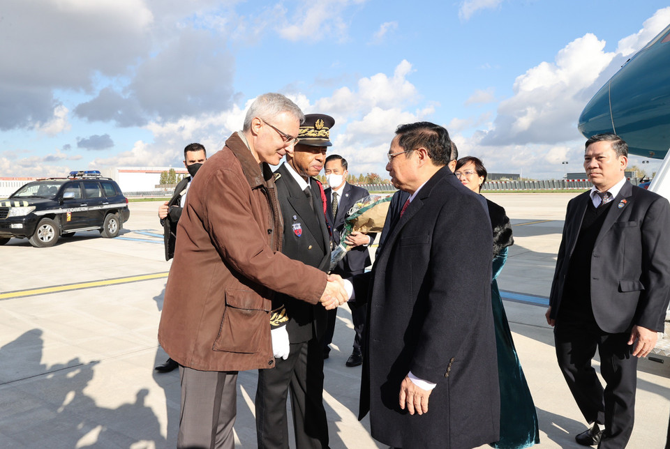 Các quan chức Pháp đón Thủ tướng Phạm Minh Chính tại sân bay Orly ở thủ đô Paris. (Ảnh: Dương Giang/TTXVN)