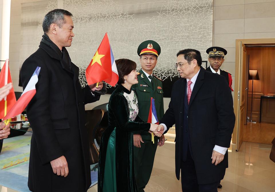 Cán bộ Đại sứ quán và đại diện kiều bào Việt Nam đón Thủ tướng Phạm Minh Chính tại sân bay Orly ở thủ đô Paris. (Ảnh: Dương Giang/TTXVN)