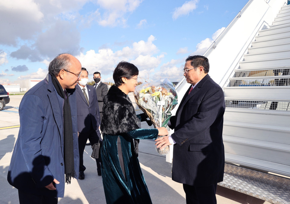 Cán bộ Đại sứ quán Việt Nam đón Thủ tướng Phạm Minh Chính tại sân bay Orly ở thủ đô Paris. (Ảnh: Dương Giang/TTXVN)