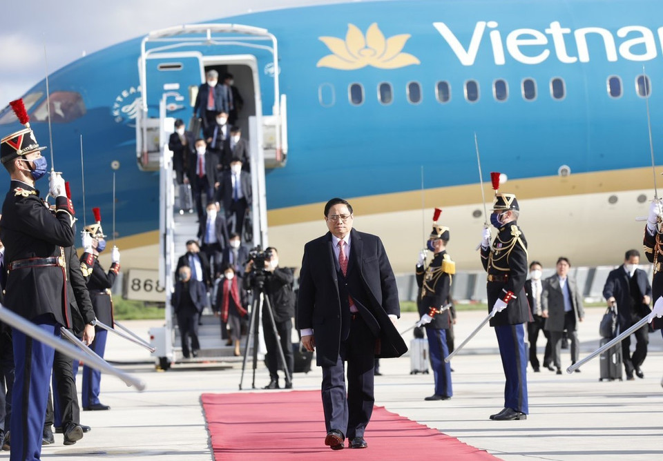 Lễ đón Thủ tướng Phạm Minh Chính tại sân bay Orly, thủ đô Paris. (Ảnh: Dương Giang/TTXVN)