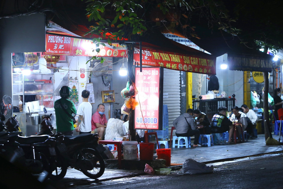 Lúc 21h20, một cửa hàng bán đồ ăn uống trên phố Hàng Chiếu, quận Hoàn Kiếm vẫn còn nhiều khách. (Ảnh: Hoàng Hiếu/TTXVN)