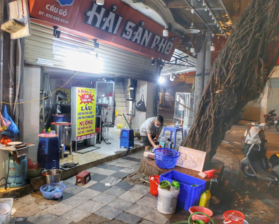 Nhà hàng hải sản trên phố Cầu Gỗ, quận Hoàn Kiếm chủ động dọn dẹp, đóng cửa trước 21 giờ (Ảnh chụp lúc 20h36). (Ảnh: Tuấn Đức/TTXVN)