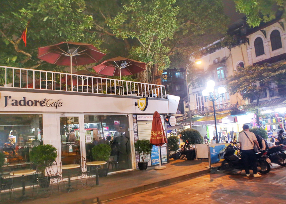 Các hàng, quán ở khu vực phố cổ thuộc quận Hoàn Kiếm chủ động đóng cửa trước 21 giờ (Ảnh chụp lúc 20h38). (Ảnh: Tuấn Đức/TTXVN)