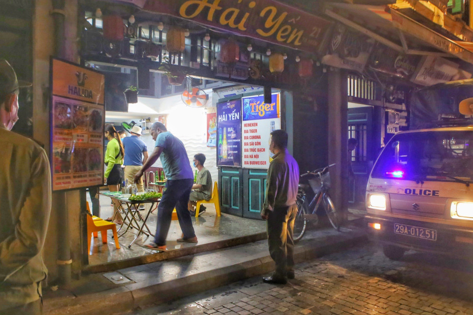 Một hàng ăn trên phố Tạ Hiện, quận Hoàn Kiếm vội vàng đóng cửa khi thấy xe của lực lượng chức năng đi kiểm tra. (Ảnh: Tuấn Đức/TTXVN)