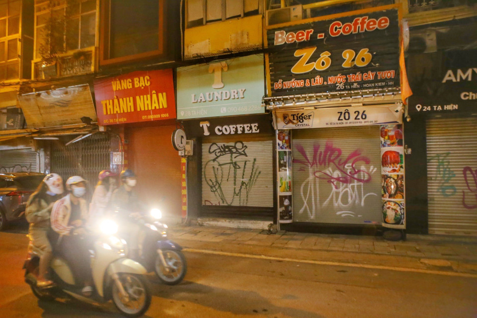 Nhiều hàng, quán ăn uống trên phố Tạ Hiện, quận Hoàn Kiếm chủ động đóng cửa trước 21 giờ (Ảnh chụp lúc 20h40). (Ảnh: Tuấn Đức/TTXVN)