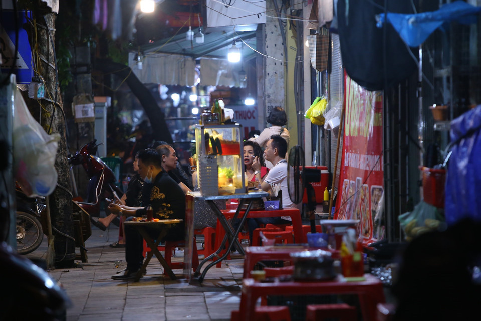 Lúc 21h18, một cửa hàng ăn uống trên phố Hàng Chiếu, quận Hoàn Kiếm vẫn còn khách. (Ảnh: Hoàng Hiếu/TTXVN)