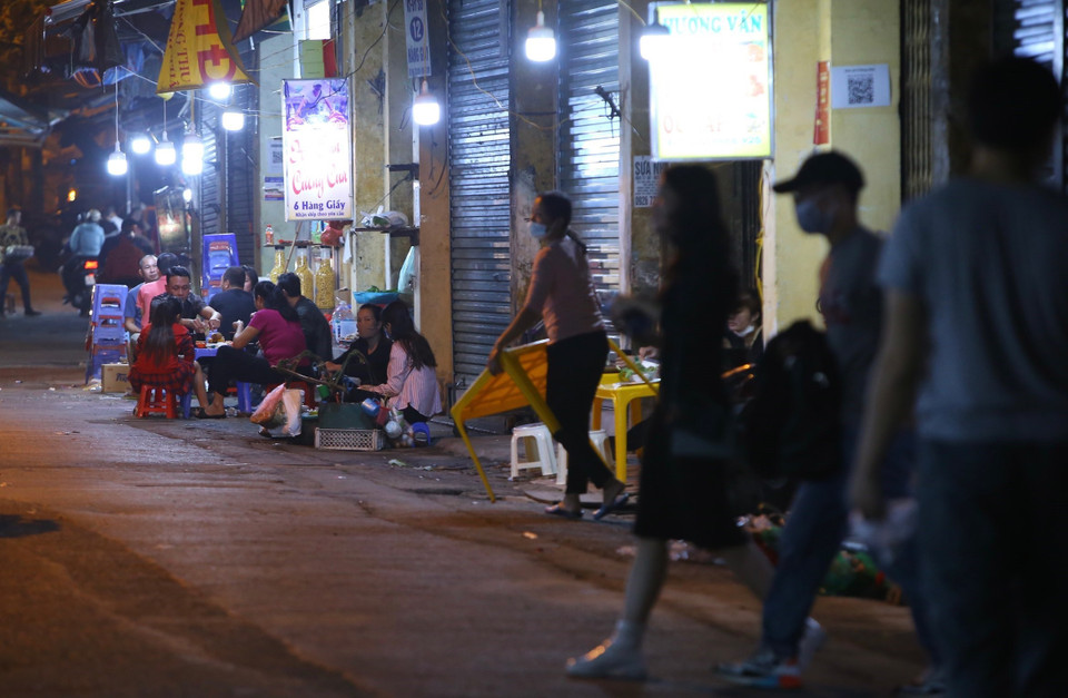 Một số cửa hàng ăn uống vẫn còn khách sau 21 giờ (ảnh chụp lúc 21h10). (Ảnh: Hoàng Hiếu/TTXVN)