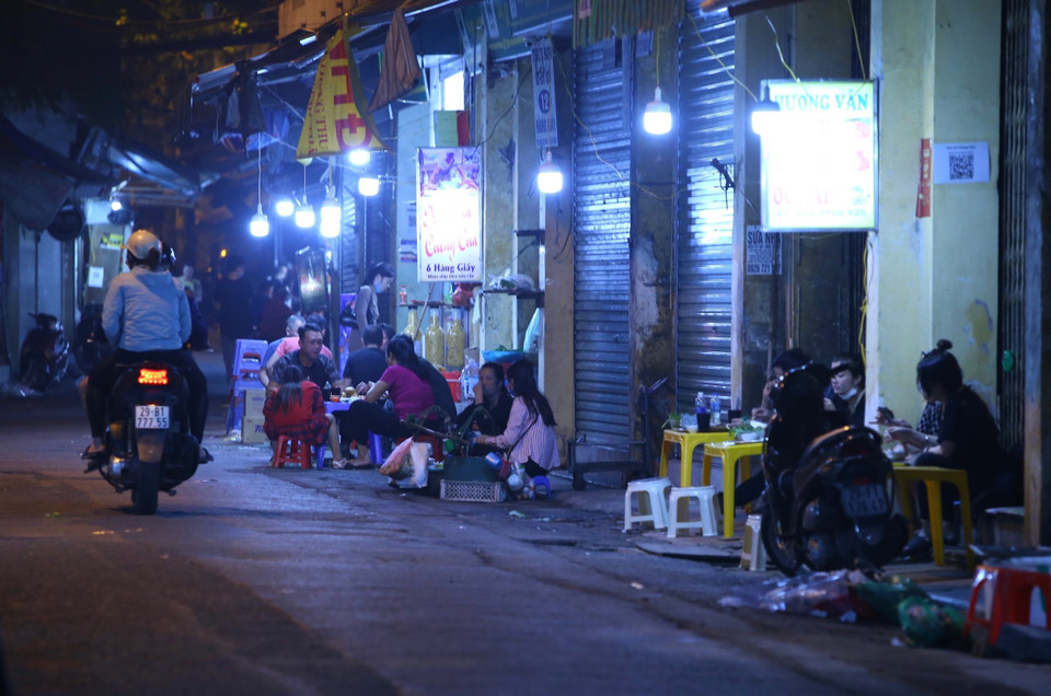 Một số cửa hàng ăn uống vẫn còn khách sau 21 giờ (ảnh chụp lúc 21h10). (Ảnh: Hoàng Hiếu/TTXVN)