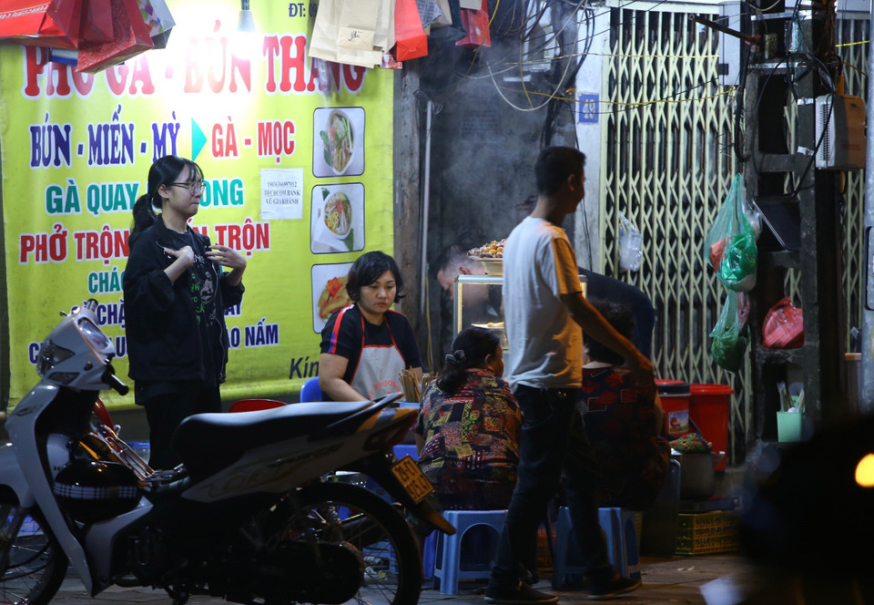 Lúc 21h20, một cửa hàng ăn uống trên phố Hàng Chiếu, quận Hoàn Kiếm vẫn sáng đèn phục vụ khách. (Ảnh: Hoàng Hiếu/TTXVN)