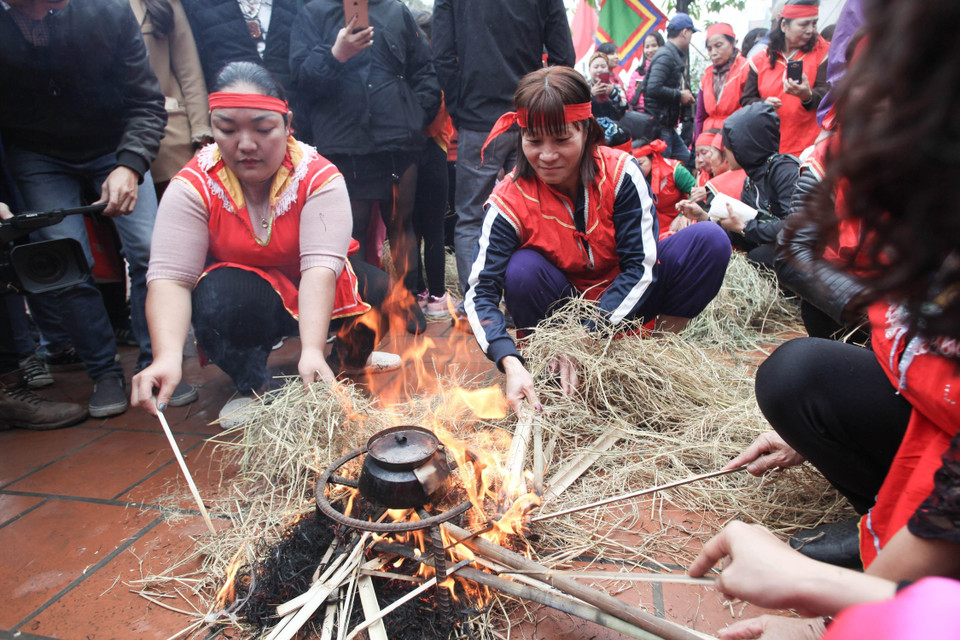 Lễ hội thổi cơm làng Thị Cấm diễn ra ngày 8 tháng Giêng hằng năm tại sân đình Thị Cấm, xã Xuân Phương, huyện Nam Từ Liêm. (Ảnh: Trọng Đạt/TTXVN)