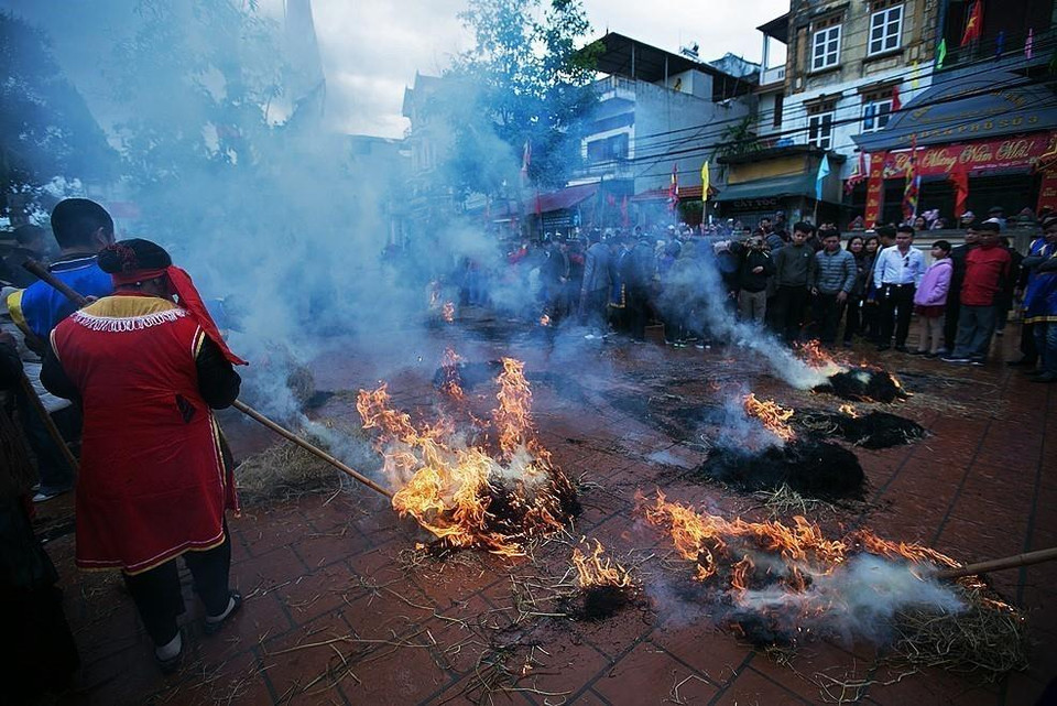 Lễ hội thổi cơm làng Thị Cấm diễn ra ngày 8 tháng Giêng hằng năm tại sân đình Thị Cấm, xã Xuân Phương, huyện Nam Từ Liêm. (Ảnh: Trọng Đạt/TTXVN)