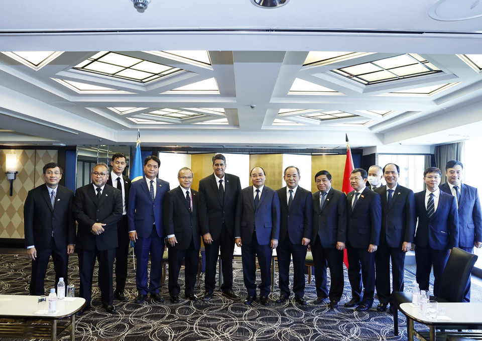 Chủ tịch nước Nguyễn Xuân Phúc, Tổng thống Palau Surangel Whipps chụp ảnh chung với các đại biểu. (Ảnh: Thống Nhất/TTXVN)