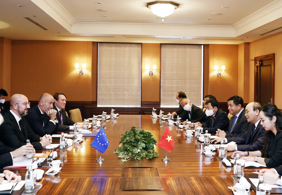 Quang cảnh buổi gặp gỡ của Chủ tịch nước Nguyễn Xuân Phúc và Chủ tịch Hội đồng châu Âu Charles Michel. (Ảnh: Thống Nhất/TTXVN)