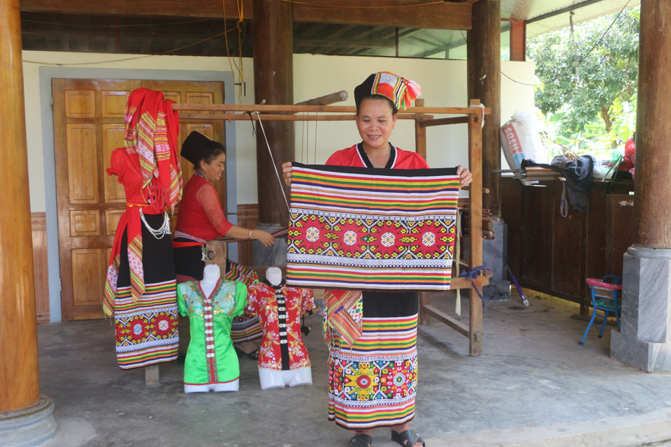 Nghề dệt thổ cẩm được người Thái ở huyện Tân Kỳ, tỉnh Nghệ An truyền từ thế hệ này sang thế hệ khác. (Ảnh: Bích Huệ/TTXVN)