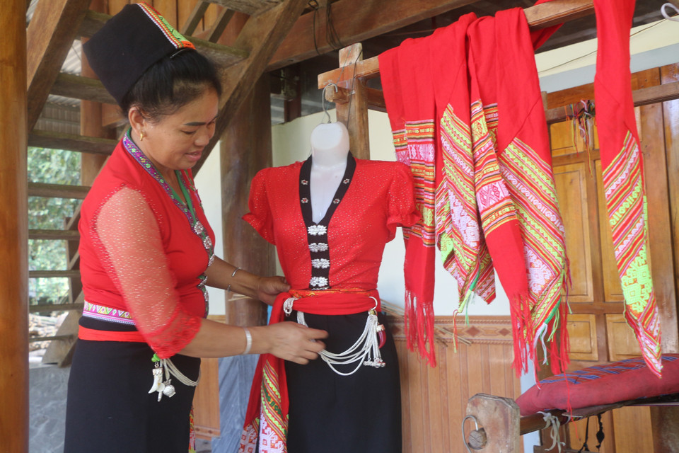 Sản phẩm được đưa đi trưng bày hoặc bán cho người dân và khách du lịch. (Ảnh: Bích Huệ/TTXVN)