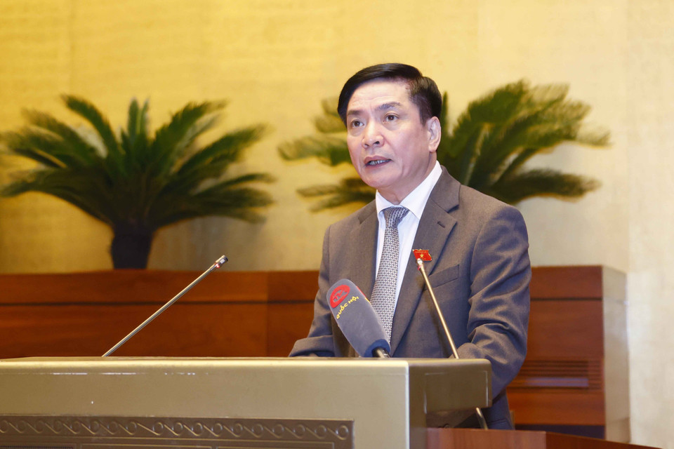 Tổng Thư ký Quốc hội, Chủ nhiệm Văn phòng Quốc hội Bùi Văn Cường báo cáo tóm tắt đánh giá kết quả thực hiện Chương trình giám sát của Quốc hội, Ủy ban Thường vụ Quốc hội năm 2022 và triển khai Chương trình giám sát năm 2023. (Ảnh: Doãn Tấn/TTXVN)