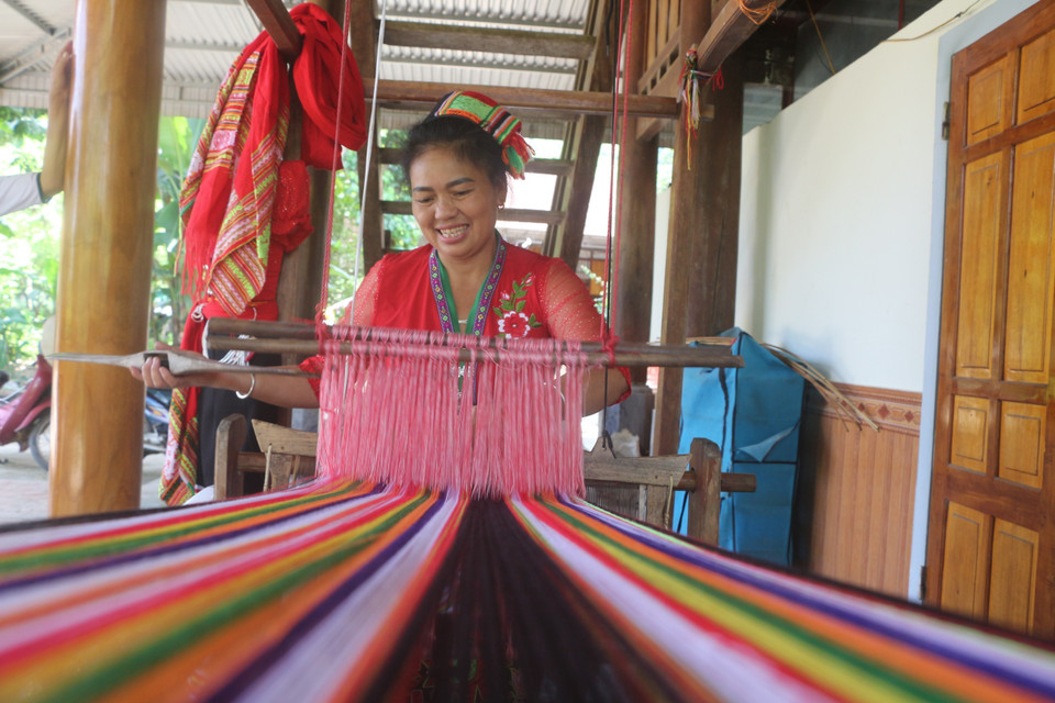 Dệt thổ cẩm là nghề truyền thống được người Thái ở Tân Kỳ, Nghệ An giữ gìn theo thời gian. (Ảnh: Bích Huệ/TTXVN)
