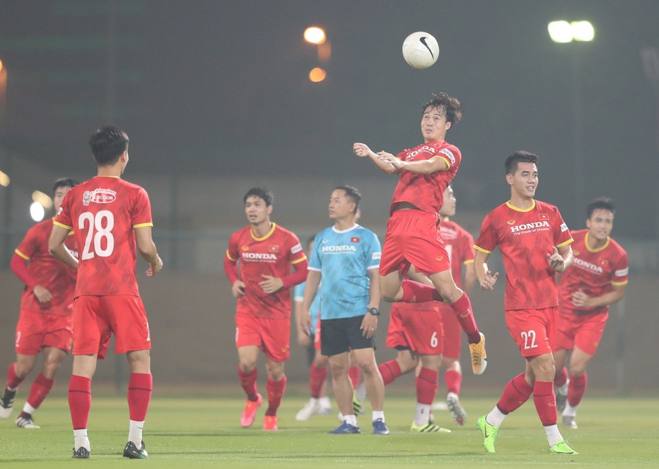 Tiền đạo Văn Toàn trong bài tập đánh đầu. (Ảnh: Hoàng Linh/TTXVN)