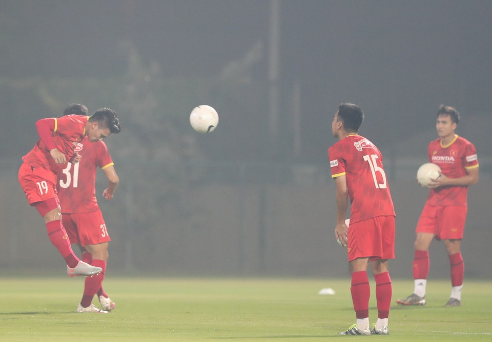 Tiền vệ Quang Hải trong bài tập đánh đầu. (Ảnh: Hoàng Linh/TTXVN)