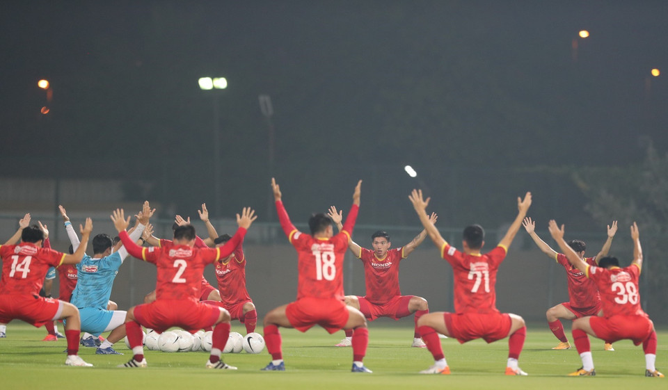 Các cầu thủ đội tuyển Việt Nam trên sân tập. (Ảnh: Hoàng Linh/TTXVN)