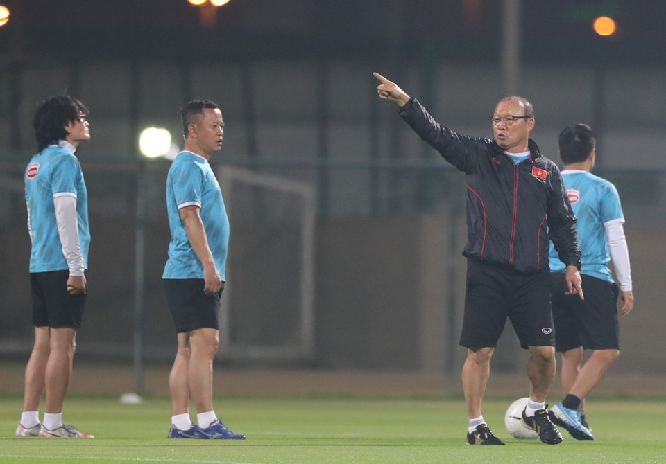 HLV Park Hang-seo chỉ đạo các trợ lý trước buổi tập. (Ảnh: Hoàng Linh/TTXVN)