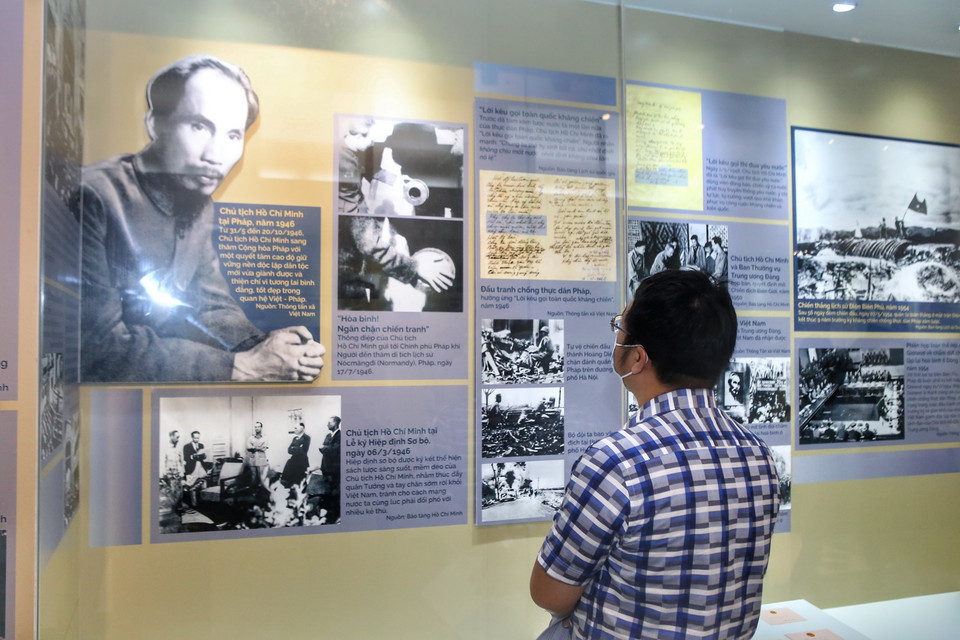 Khách tham quan buổi trưng bày. (Ảnh: Tuấn Đức/TTXVN)