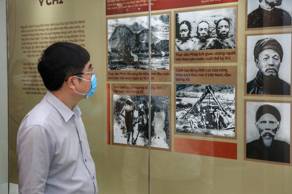 Khách tham quan buổi trưng bày. (Ảnh: Tuấn Đức/TTXVN)