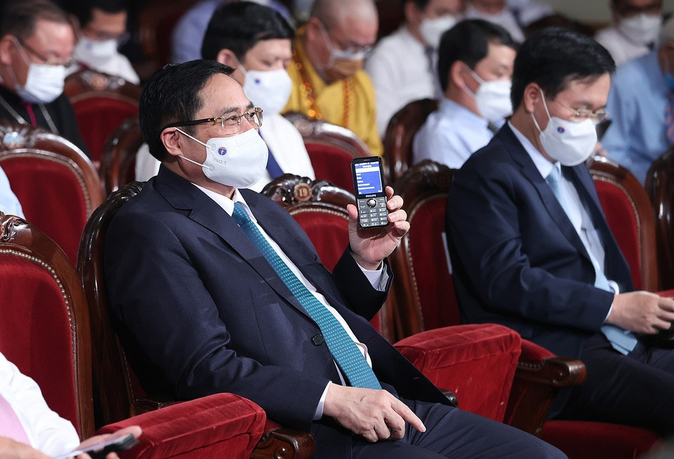 Thủ tướng Phạm Minh Chính và các đại biểu nhắn tin ủng hộ Quỹ vaccine. (Ảnh: Dương Giang/TTXVN)