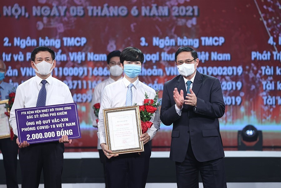 Đại diện các tầng lớp nhân dân ủng hộ vào Quỹ vaccine phòng COVID-19. (Ảnh: Dương Giang/TTXVN)