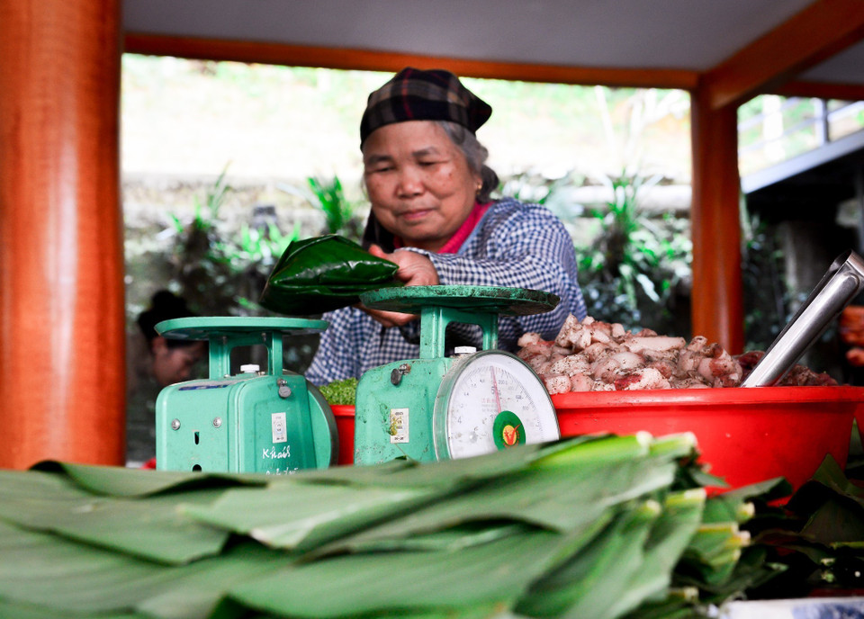  Thị trường tiêu thụ sản phẩm bánh chưng thôn Bản Tùy hiện nay khá ốn định chủ yếu là khách trong nước (ở cả 3 miền Bắc, Trung, Nam), ngoài ra còn bán cho khách hàng nước ngoài như Hàn Quốc, Australia, Hong Kong. (Ảnh: Nam Thái/TTXVN)