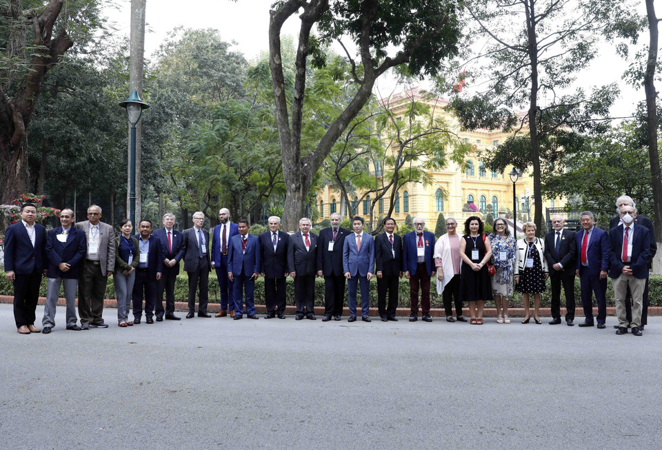 Các đại biểu chụp ảnh lưu niệm tại Khu Di tích Phủ Chủ tịch. (Ảnh: An Đăng/TTXVN)