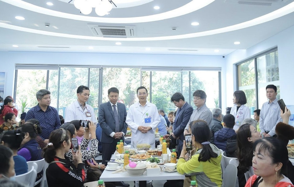 Bữa cơm tất niên của bệnh nhân và người nhà với các bác sỹ, nhân viên y tế Bệnh viện K diễn ra vui tươi, đầm ấm. (Ảnh: Minh Quyết/TTXVN)