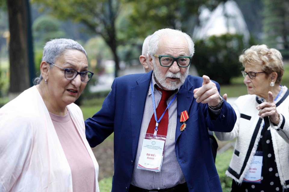 Hình ảnh các đại biểu tham quan Khu Di tích Phủ Chủ tịch. (Ảnh: An Đăng/TTXVN)