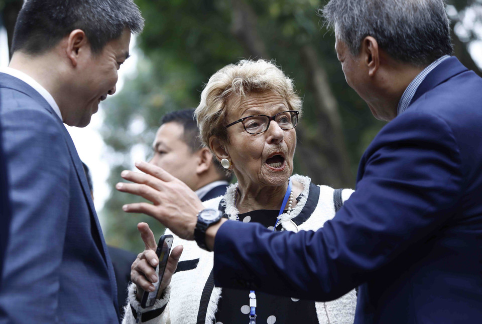 Các đại biểu tham quan Khu Di tích Phủ Chủ tịch. (Ảnh: An Đăng/TTXVN)