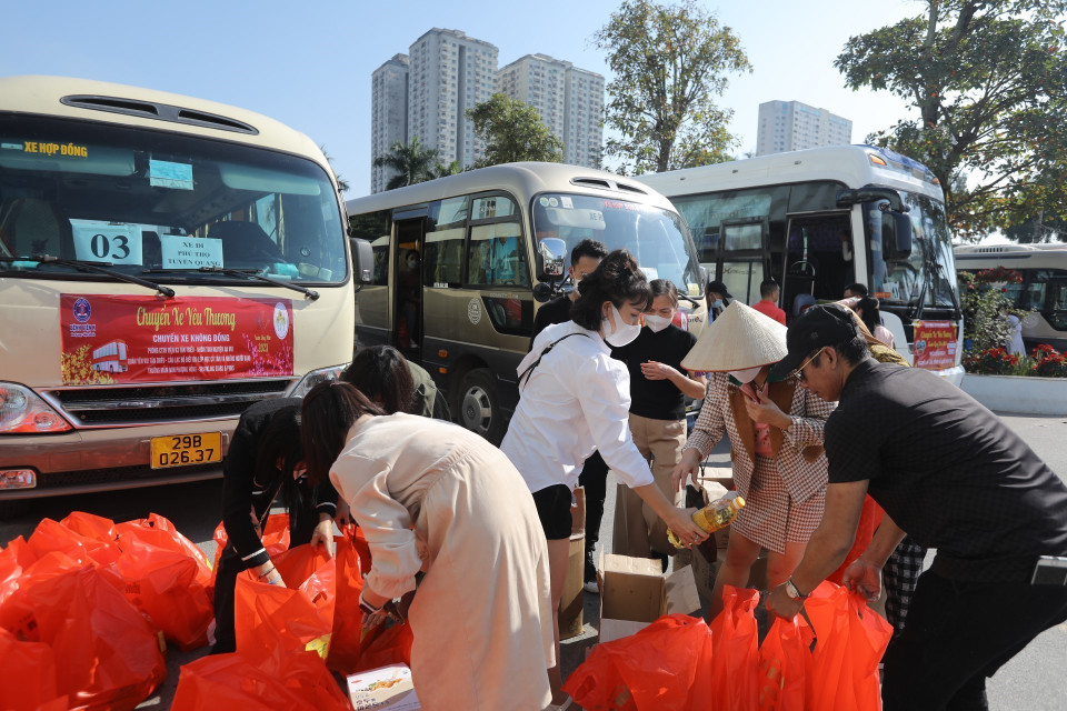 Với sự đồng hành của các nhà hảo tâm, Bệnh viện K tổ chức gần 30 chuyến xe về 9 tỉnh, thành phía Bắc và Bắc miền Trung. (Ảnh: Minh Quyết/TTXVN)
