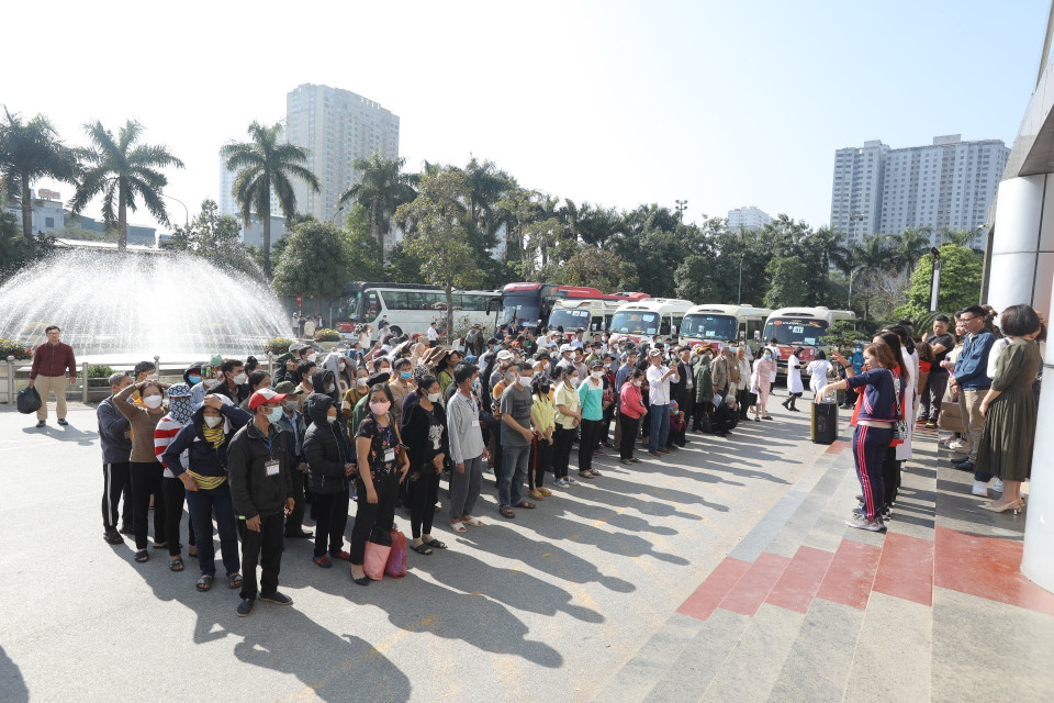 Bệnh viện K cơ sở Tân Triều tổ chức chuyến xe yêu thương đưa người bệnh và người nhà về quê đón Tết. (Ảnh: Minh Quyết/TTXVN)