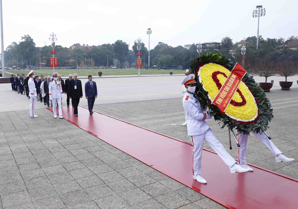 Nhân kỷ niệm 50 năm ngày ký Hiệp định Paris về lập lại hòa bình ở Việt Nam, ngày 13/1, đoàn đại biểu nhân chứng lịch sử Hiệp định Paris 1973 đến đặt vòng hoa, vào Lăng viếng Chủ tịch Hồ Chí Minh. (Ảnh: An Đăng/TTXVN)