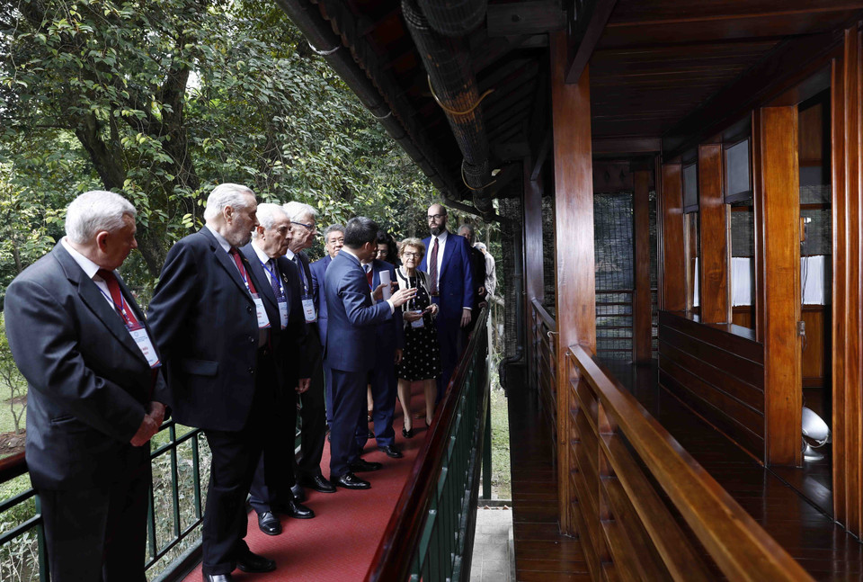 Các đại biểu tham quan Nhà sàn Bác Hồ. (Ảnh: An Đăng/TTXVN)