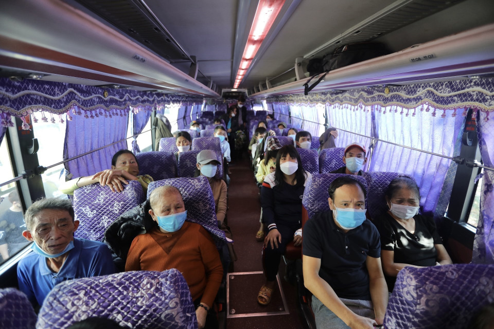 Những chuyến xe yêu thương đưa bệnh nhân và người nhà về quê đón Tết. (Ảnh: Minh Quyết/TTXVN)