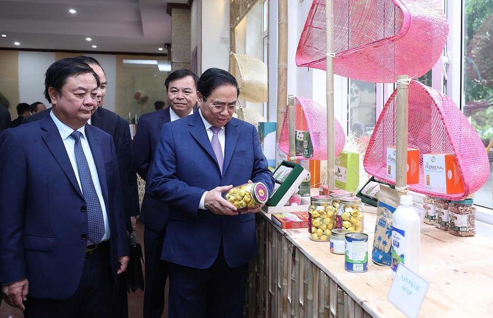 Thủ tướng Phạm Minh Chính xem trưng bày sản phẩm nông nghiệp, thủ công mỹ nghệ. (Ảnh: Dương Giang/TTXVN)