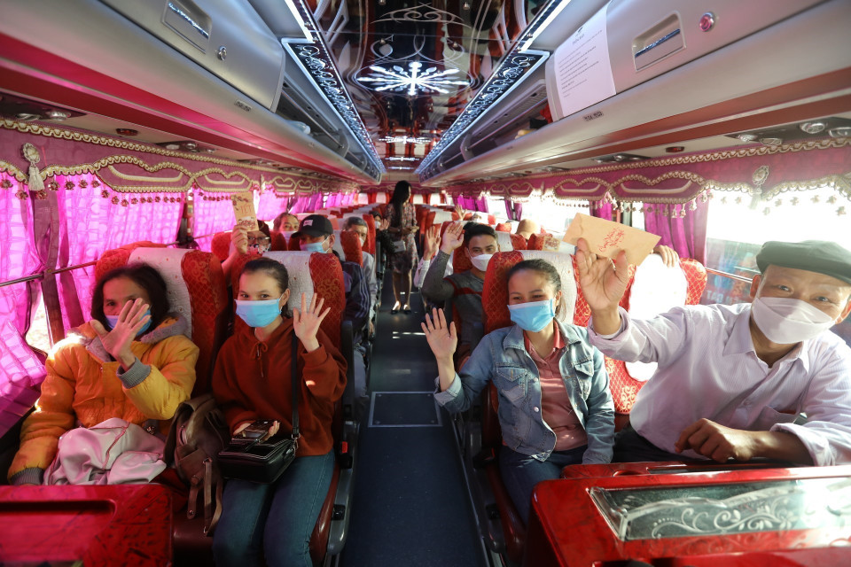 Niềm vui của bệnh nhân và người nhà khi được về quê đón Tết trên chuyến xe yêu thương. (Ảnh: Minh Quyết/TTXVN)