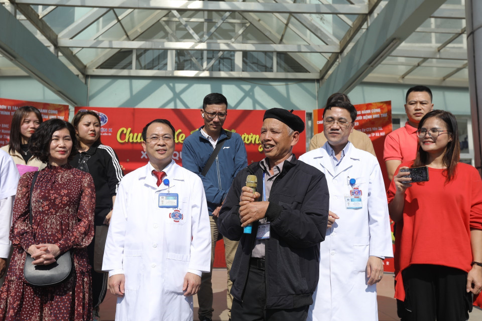 Đại diện bệnh nhân phát biểu cảm ơn lãnh đạo bệnh viện trước khi lên đường về quê đón Tết. (Ảnh: Minh Quyết/TTXVN)