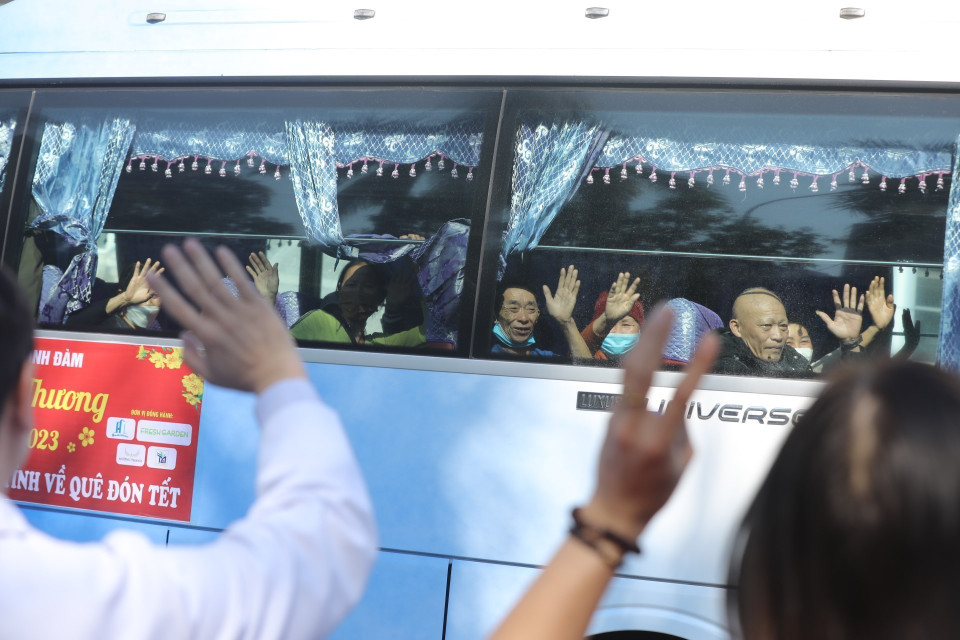 Tập thể lãnh đạo, nhân viên y tế Bệnh viện K tiễn đoàn xe đưa bệnh nhân và người nhà về quê đón tết. (Ảnh: Minh Quyết/TTXVN)