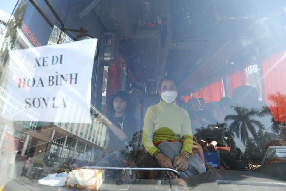 Bệnh viện K tổ chức gần 30 chuyến xe về 9 tỉnh, thành phía Bắc và Bắc miền Trung. (Ảnh: Minh Quyết/TTXVN)