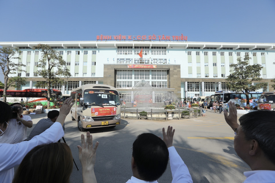 Hình ảnh tập thể lãnh đạo, nhân viên y tế Bệnh viện K tiễn đoàn xe đưa bệnh nhân và người nhà về quê đón tết. (Ảnh: Minh Quyết/TTXVN)