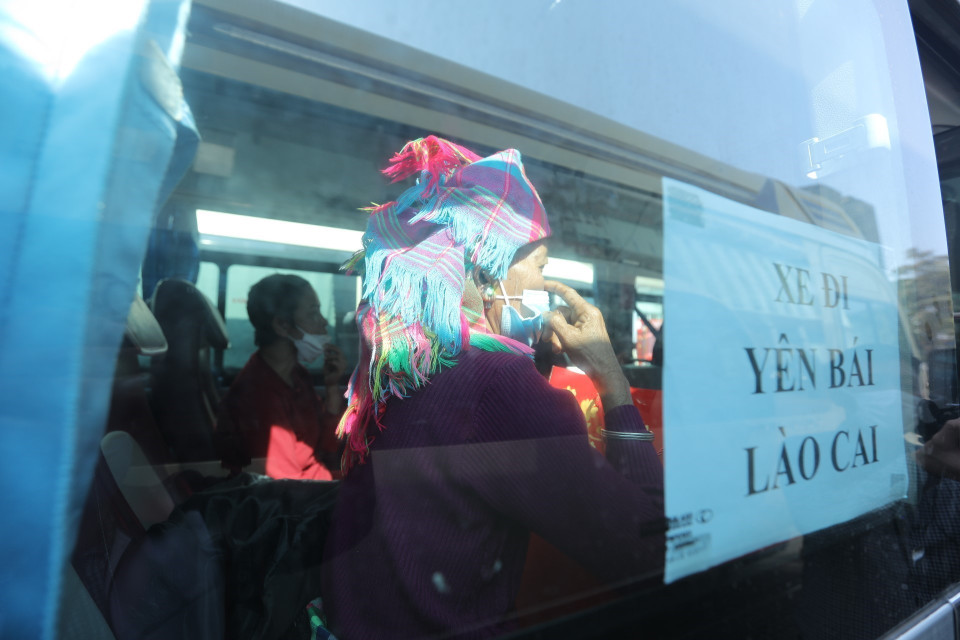 Bà Hoàng Thị Hơn ở Nghĩa Lộ, tỉnh Yên Bái rất vui khi được về quê đón Tết trên chuyến xe yêu thương. (Ảnh: Minh Quyết/TTXVN)