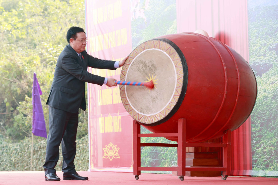 Chủ tịch Quốc hội Vương Đình Huệ đánh trống phát động thi đua và Tết trồng cây. (Ảnh: Doãn Tấn/TTXVN)