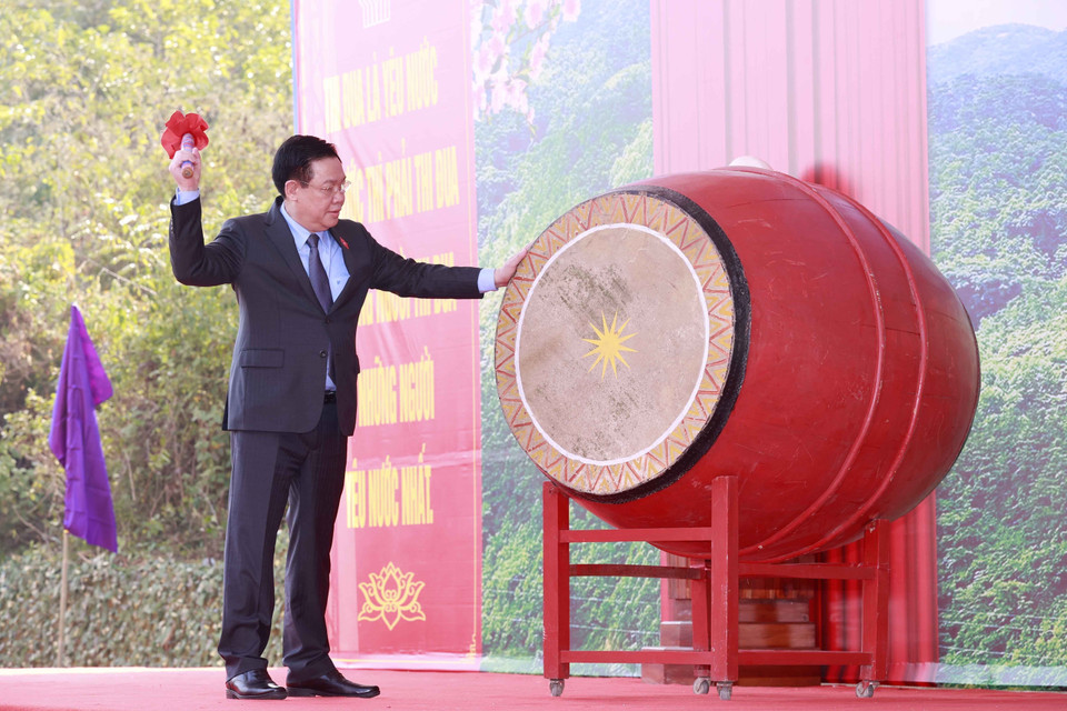 Sáng 30/1, Chủ tịch Quốc hội Vương Đình Huệ dự lễ phát động thi đua và Tết trồng cây đời đời nhớ ơn Bác Hồ Xuân Quý Mão năm 2023 tại xã Chân Sơn, huyện Yên Sơn, tỉnh Tuyên Quang. (Ảnh: Doãn Tấn/TTXVN)